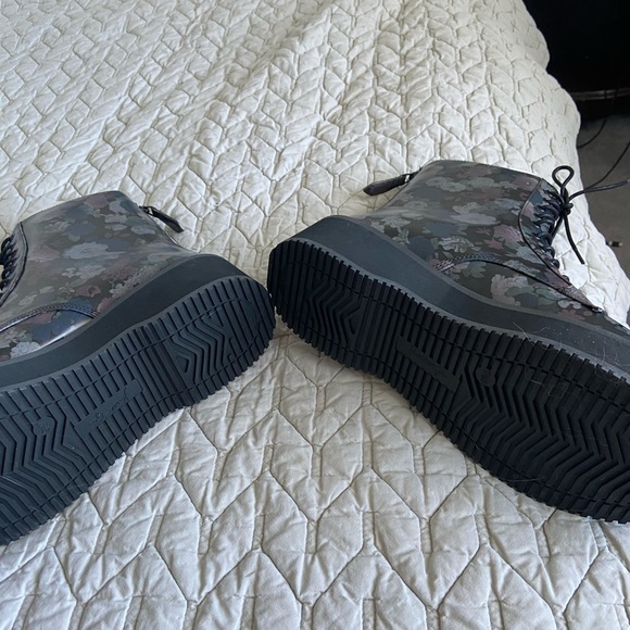 Kendall + Kylie NWT flowered combat boots - Picture 6 of 6